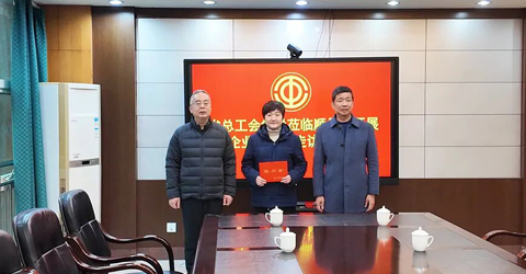 兩名女工患病，省上縣里都來慰問一一虹潤三重保障體系筑就員工幸福家