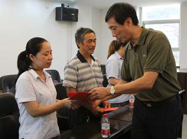 省總工會黨組書記、副主席陳震一行到順昌虹潤精密儀器有限公司慰問困難職工